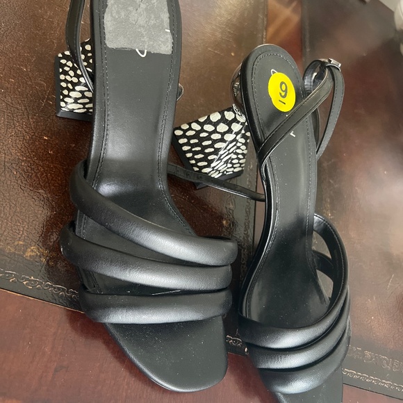 New sandal w/o tags - Picture 1 of 3
